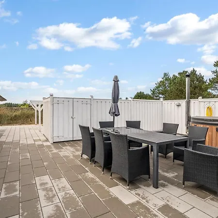 Bright With Access To Shared Activities Such As Swimming Pool, Tennis Court And Ball Fields