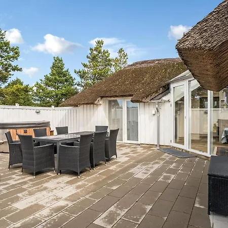 Bright With Access To Shared Activities Such As Swimming Pool, Tennis Court And Ball Fields *
